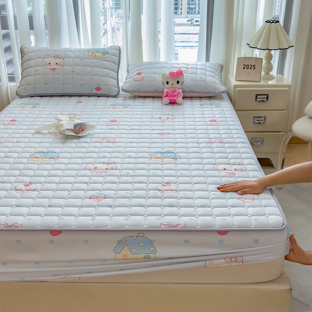 91家纺网 家纺一手货源 找家纺 雯豆家纺 2025四季款新品夹棉床笠三件套水洗棉磨毛小清新印花床垫保护套 假日猫咪