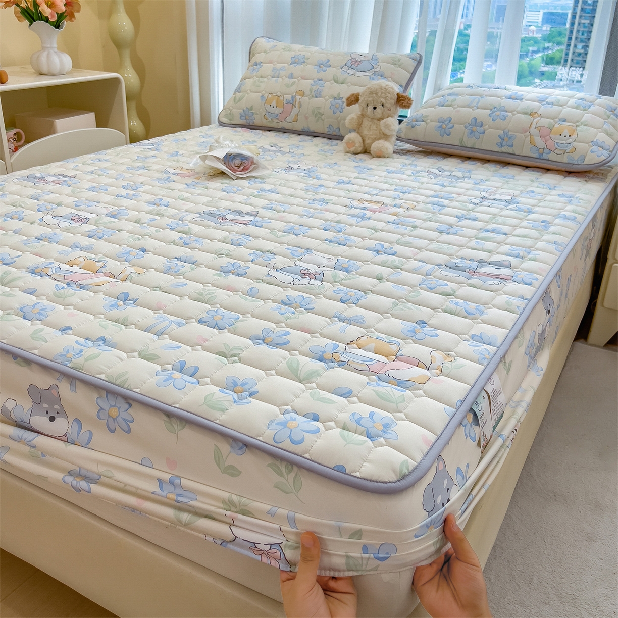 91家纺网 家纺一手货源 找家纺 雯豆家纺 2025四季款新品夹棉床笠三件套水洗棉磨毛小清新印花床垫保护套 萌趣小狗