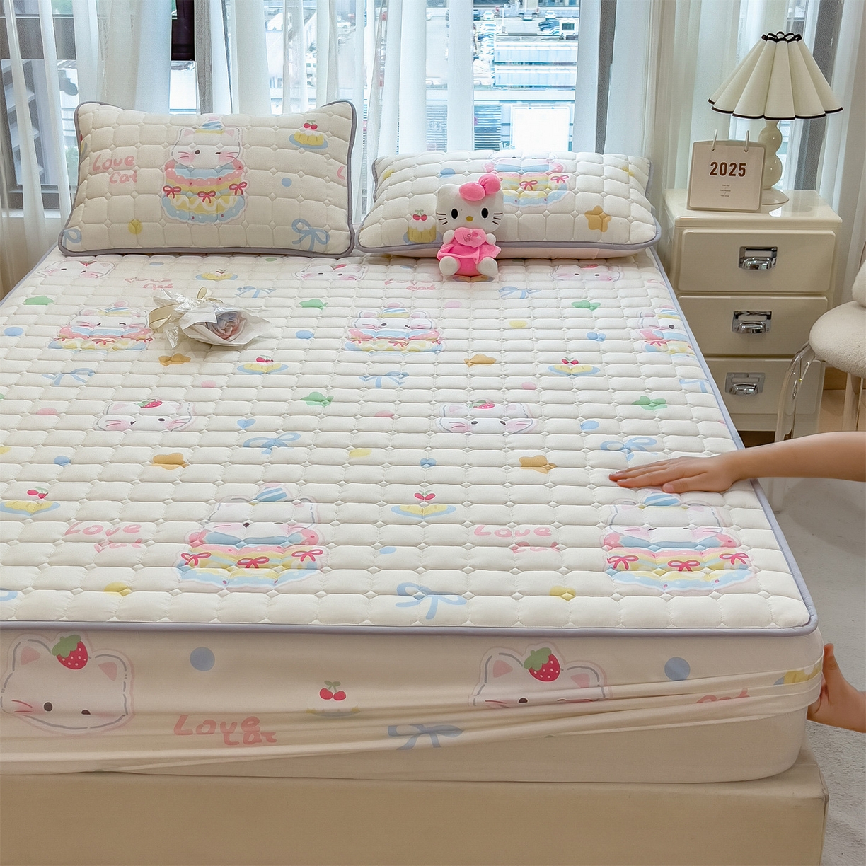 91家纺网 家纺一手货源 找家纺 雯豆家纺 2025四季款新品夹棉床笠三件套水洗棉磨毛小清新印花床垫保护套 嘟嘟猫