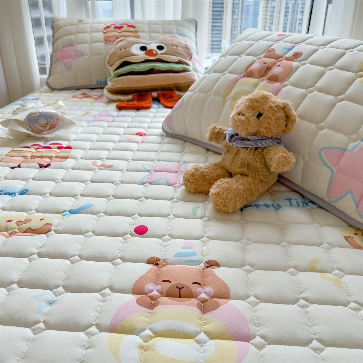 91家纺网 家纺一手货源 找家纺 雯豆家纺 2025四季款新品夹棉床笠三件套水洗棉磨毛小清新印花床垫保护套 卡皮宝贝