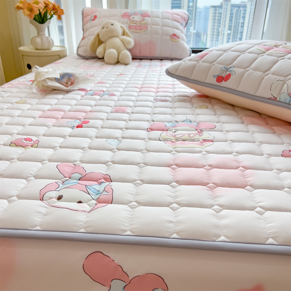 91家纺网 家纺一手货源 找家纺 雯豆家纺 2025四季款新品夹棉床笠三件套水洗棉磨毛小清新印花床垫保护套 可爱兔