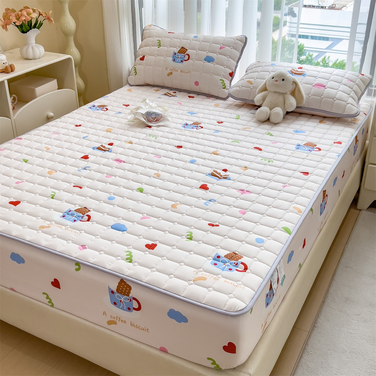 91家纺网 家纺一手货源 找家纺 雯豆家纺 2025四季款新品夹棉床笠三件套水洗棉磨毛小清新印花床垫保护套 甜甜心事