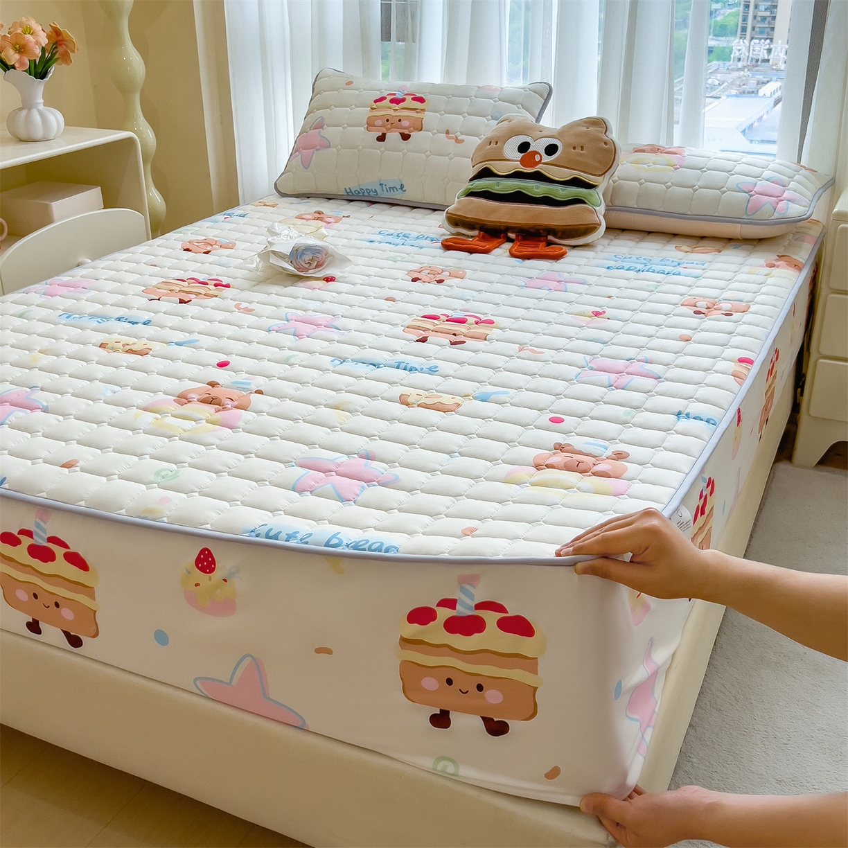 91家纺网 家纺一手货源 找家纺 雯豆家纺 2025四季款新品夹棉床笠三件套水洗棉磨毛小清新印花床垫保护套 卡皮宝贝