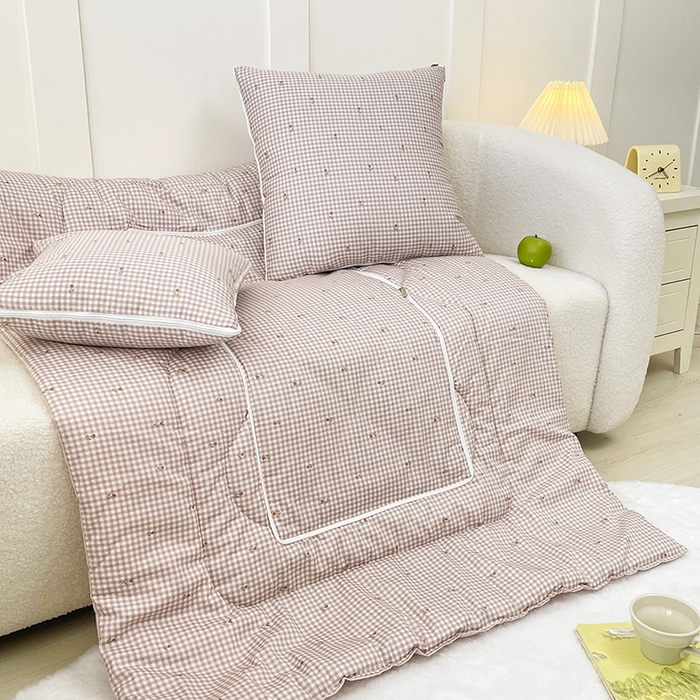 91家纺网 家纺一手货源 找家纺 番茄+ 2025新款13370全棉印花卡通抱枕被 粉格小花咖