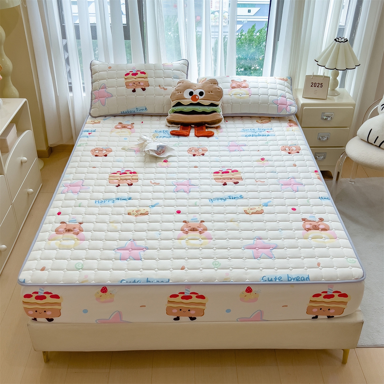 91家纺网 家纺一手货源 找家纺 雯豆家纺 2025四季款新品夹棉床笠三件套水洗棉磨毛小清新印花床垫保护套 卡皮宝贝