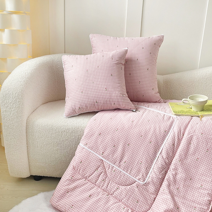 91家纺网 家纺一手货源 找家纺 番茄+ 2025新款13370全棉印花卡通抱枕被 粉格小花粉