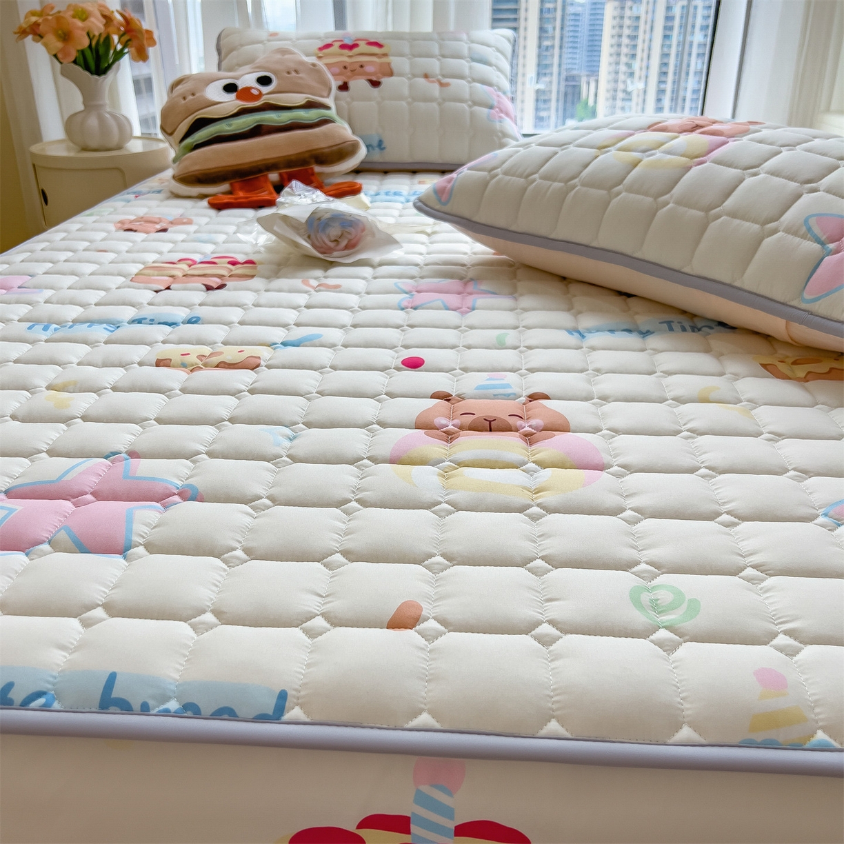 91家纺网 家纺一手货源 找家纺 雯豆家纺 2025四季款新品夹棉床笠三件套水洗棉磨毛小清新印花床垫保护套 卡皮宝贝