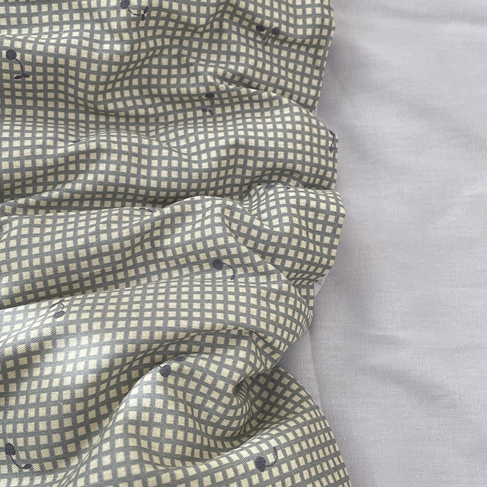 91家纺网 家纺一手货源 找家纺 番茄+ 2025新款13370全棉印花卡通抱枕被 樱桃格蓝