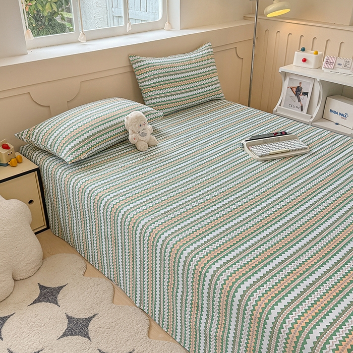 91家纺网 家纺一手货源 找家纺 爱彼家纺  2025新款锦柔老粗布席子凉席床单热卖花型 向往条绿