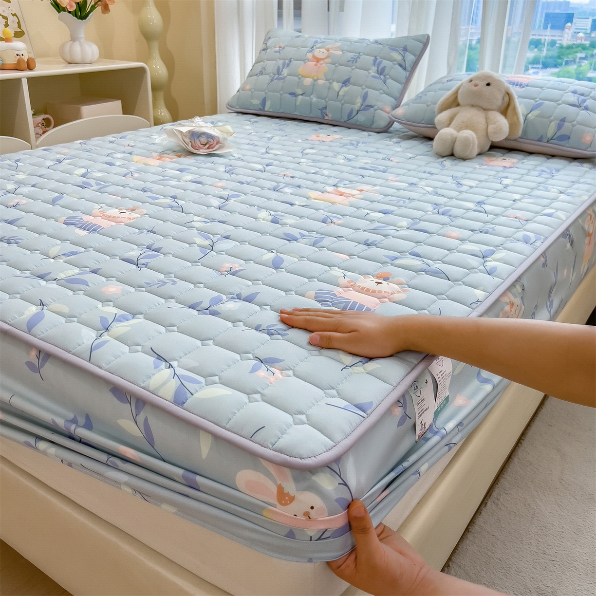 91家纺网 家纺一手货源 找家纺 雯豆家纺 2025四季款新品夹棉床笠三件套水洗棉磨毛小清新印花床垫保护套 半夏花语