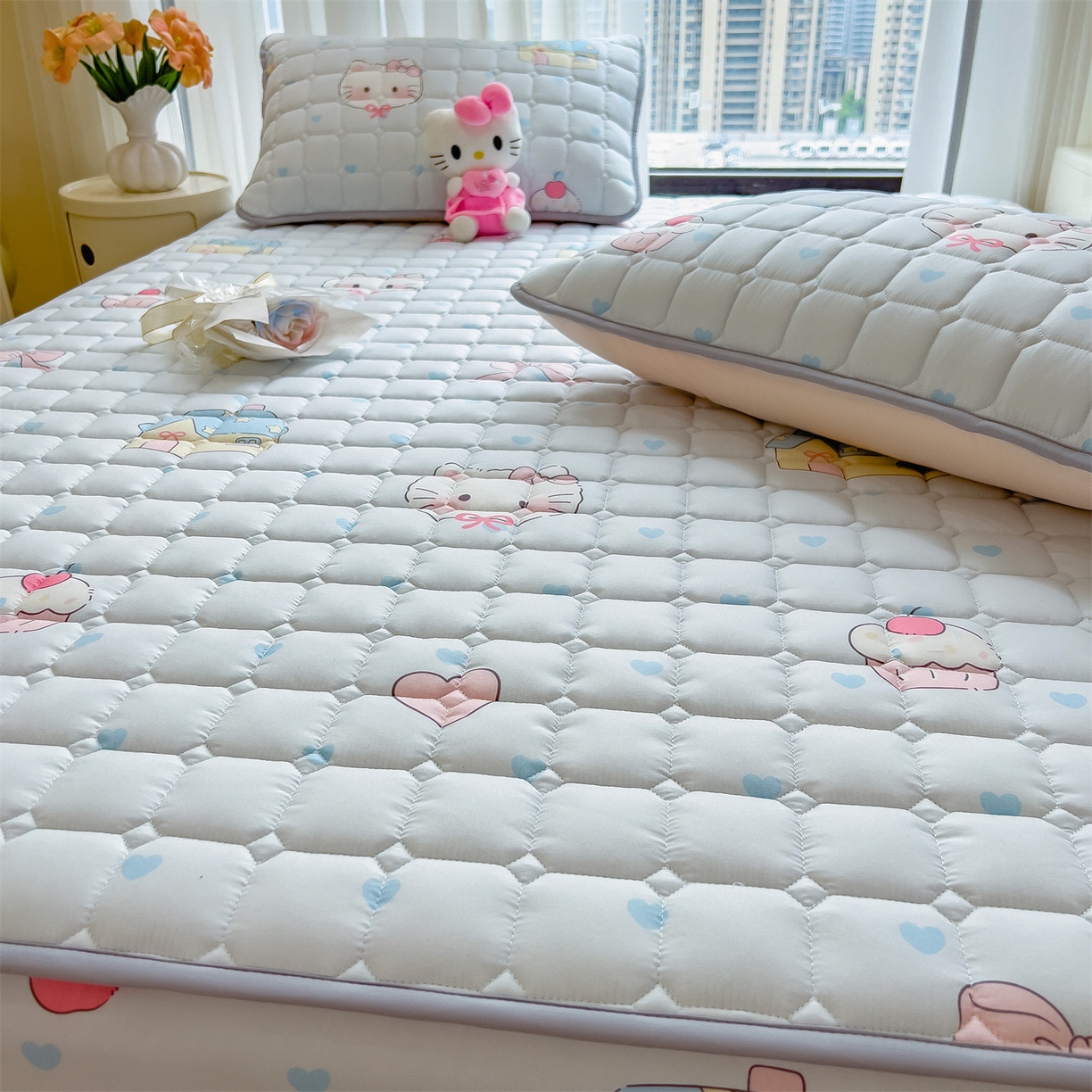 91家纺网 家纺一手货源 找家纺 雯豆家纺 2025四季款新品夹棉床笠三件套水洗棉磨毛小清新印花床垫保护套 假日猫咪