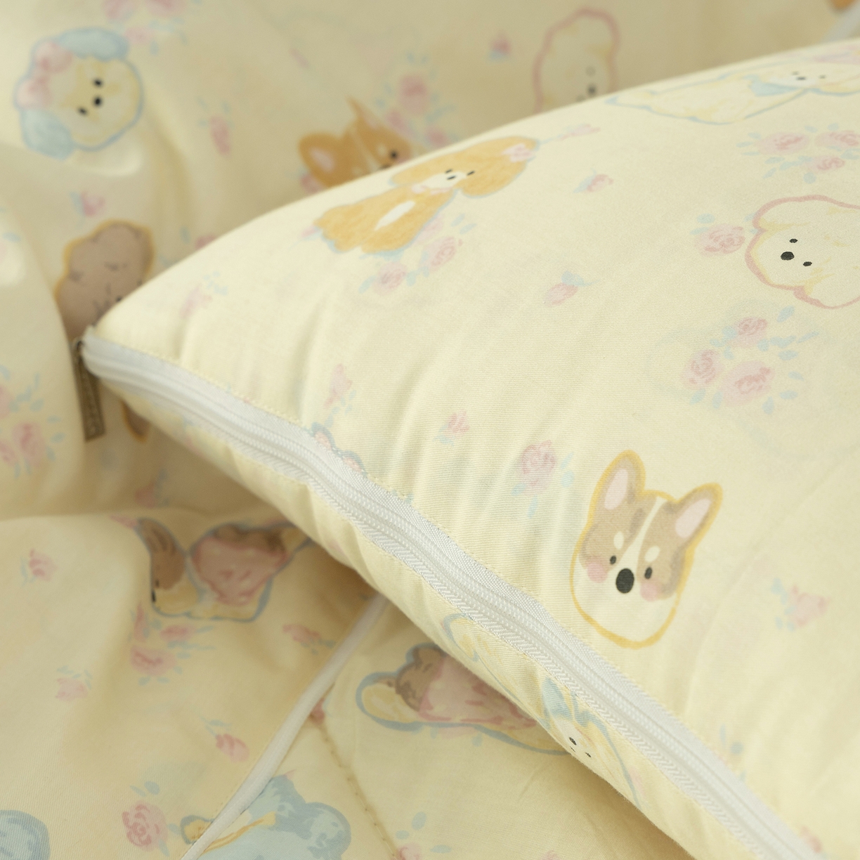 91家纺网 家纺一手货源 找家纺 番茄+ 2025新款13370全棉印花卡通抱枕被 泡芙小狗