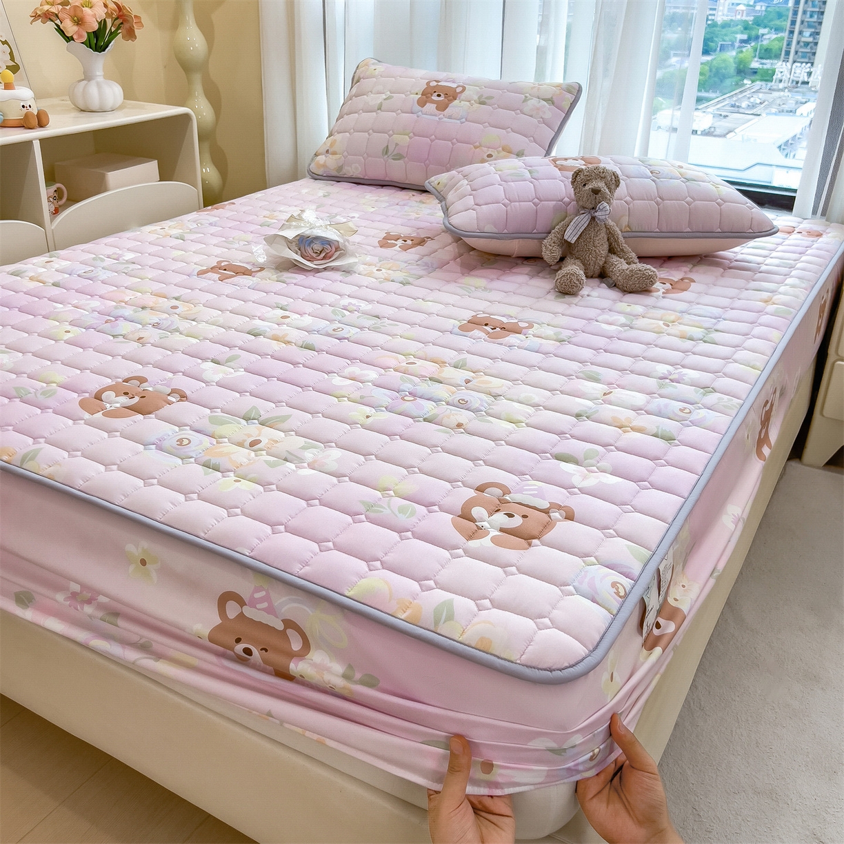 91家纺网 家纺一手货源 找家纺 雯豆家纺 2025四季款新品夹棉床笠三件套水洗棉磨毛小清新印花床垫保护套 星愿小熊