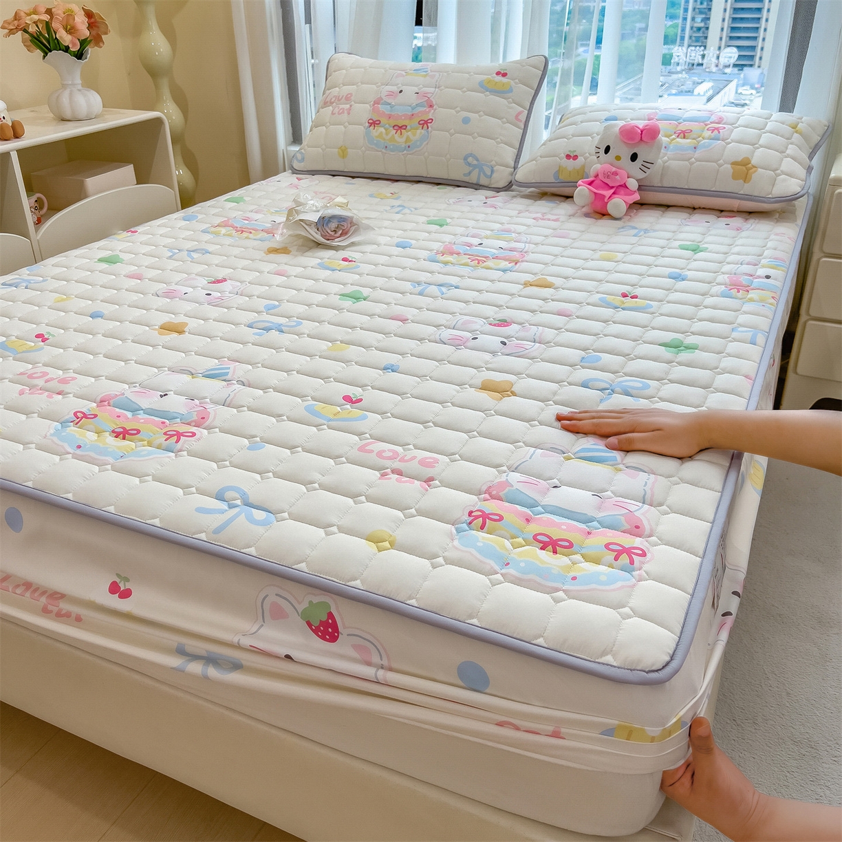 91家纺网 家纺一手货源 找家纺 雯豆家纺 2025四季款新品夹棉床笠三件套水洗棉磨毛小清新印花床垫保护套 嘟嘟猫