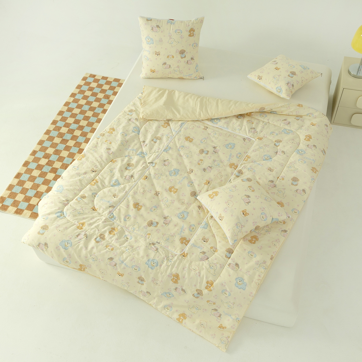 91家纺网 家纺一手货源 找家纺 番茄+ 2025新款13370全棉印花卡通抱枕被 泡芙小狗