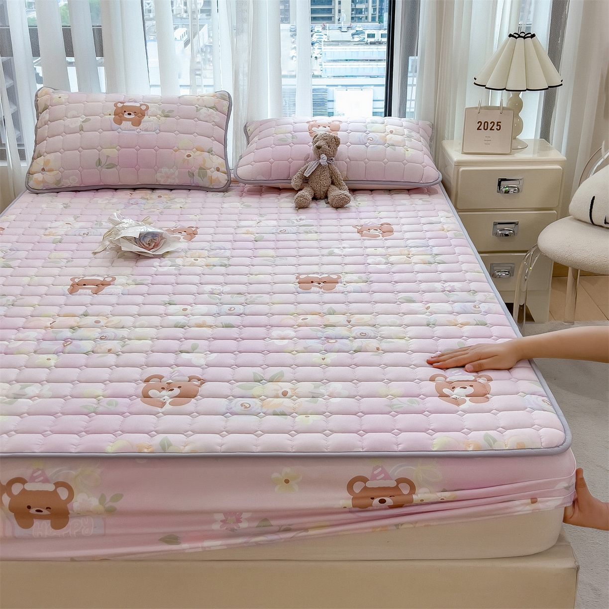 91家纺网 家纺一手货源 找家纺 雯豆家纺 2025四季款新品夹棉床笠三件套水洗棉磨毛小清新印花床垫保护套 星愿小熊