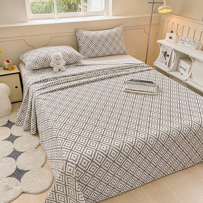 91家纺网 家纺一手货源 找家纺 爱彼家纺  2025新款锦柔老粗布席子凉席床单热卖花型 菱格绿