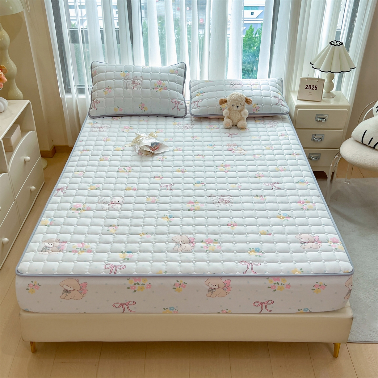 91家纺网 家纺一手货源 找家纺 雯豆家纺 2025四季款新品夹棉床笠三件套水洗棉磨毛小清新印花床垫保护套 布丁狗