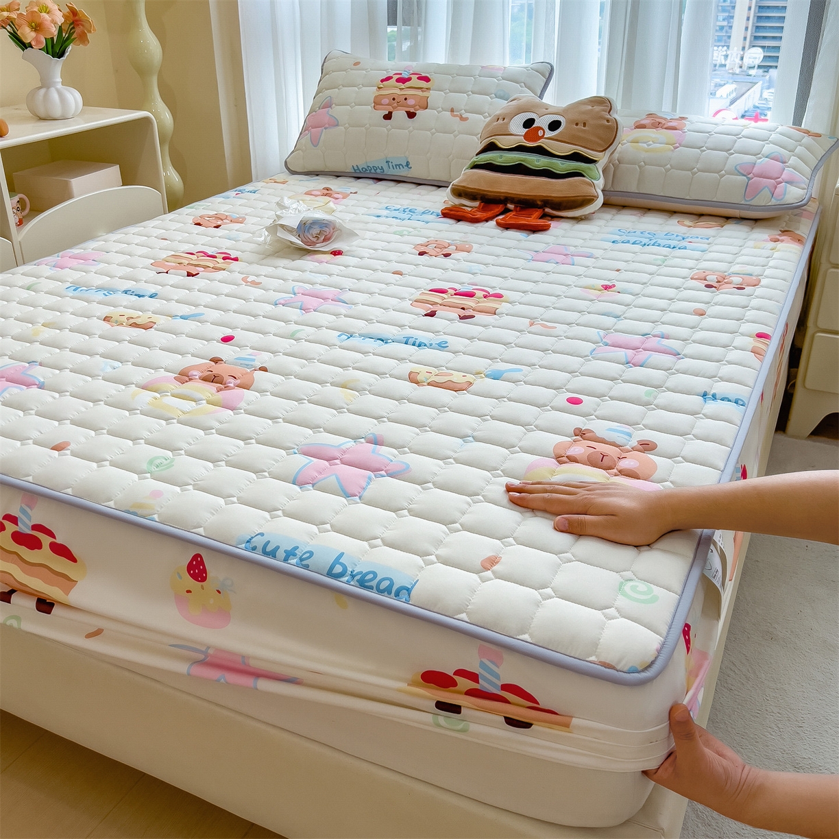 91家纺网 家纺一手货源 找家纺 雯豆家纺 2025四季款新品夹棉床笠三件套水洗棉磨毛小清新印花床垫保护套 卡皮宝贝