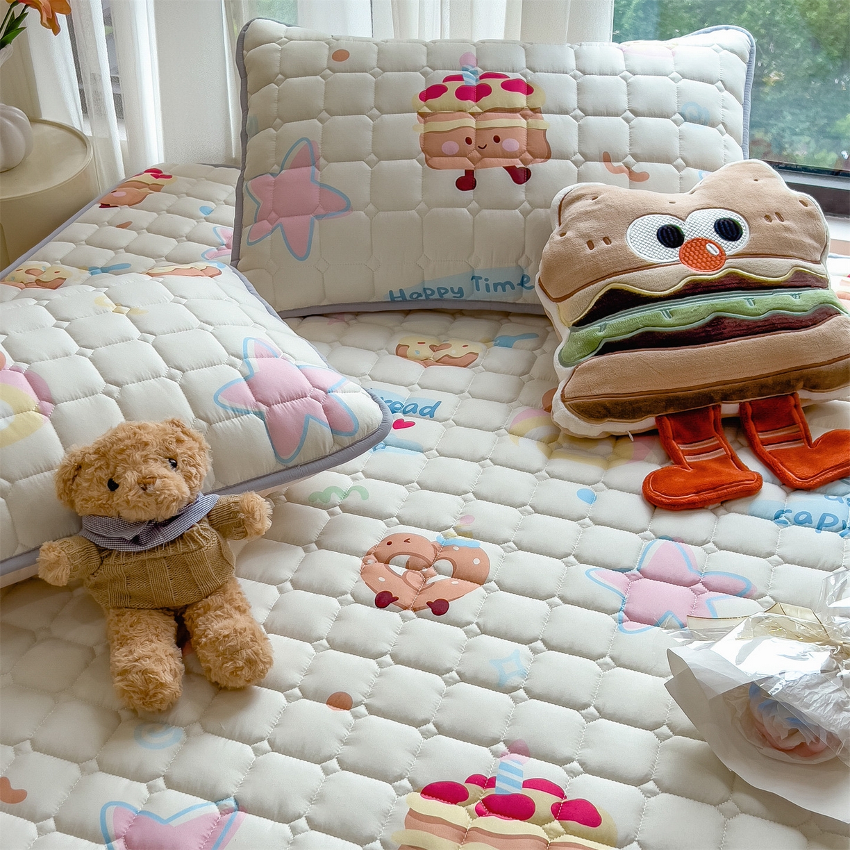 91家纺网 家纺一手货源 找家纺 雯豆家纺 2025四季款新品夹棉床笠三件套水洗棉磨毛小清新印花床垫保护套 卡皮宝贝