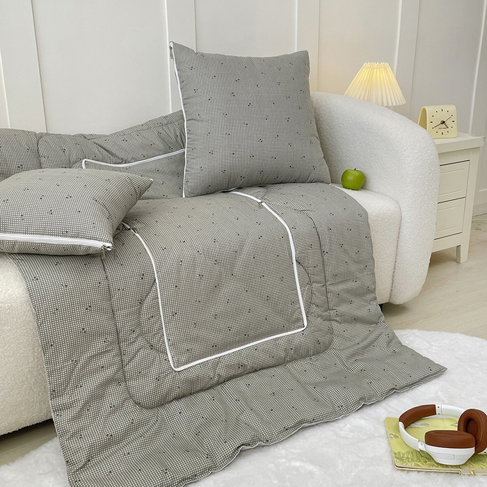 91家纺网 家纺一手货源 找家纺 番茄+ 2025新款13370全棉印花卡通抱枕被 樱桃格蓝