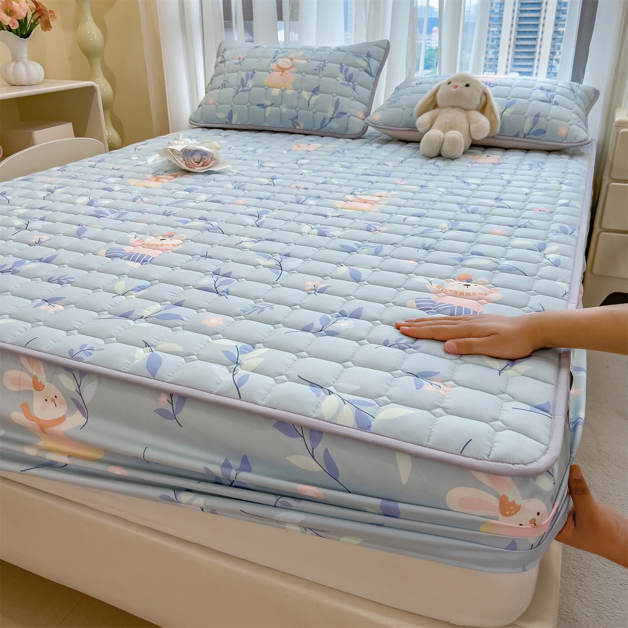 91家纺网 家纺一手货源 找家纺 雯豆家纺 2025四季款新品夹棉床笠三件套水洗棉磨毛小清新印花床垫保护套 半夏花语