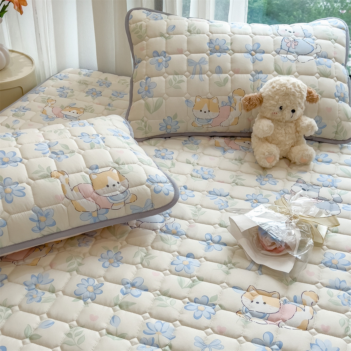 91家纺网 家纺一手货源 找家纺 雯豆家纺 2025四季款新品夹棉床笠三件套水洗棉磨毛小清新印花床垫保护套 萌趣小狗