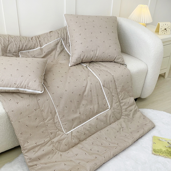 91家纺网 家纺一手货源 找家纺 番茄+ 2025新款13370全棉印花卡通抱枕被 樱桃格可可