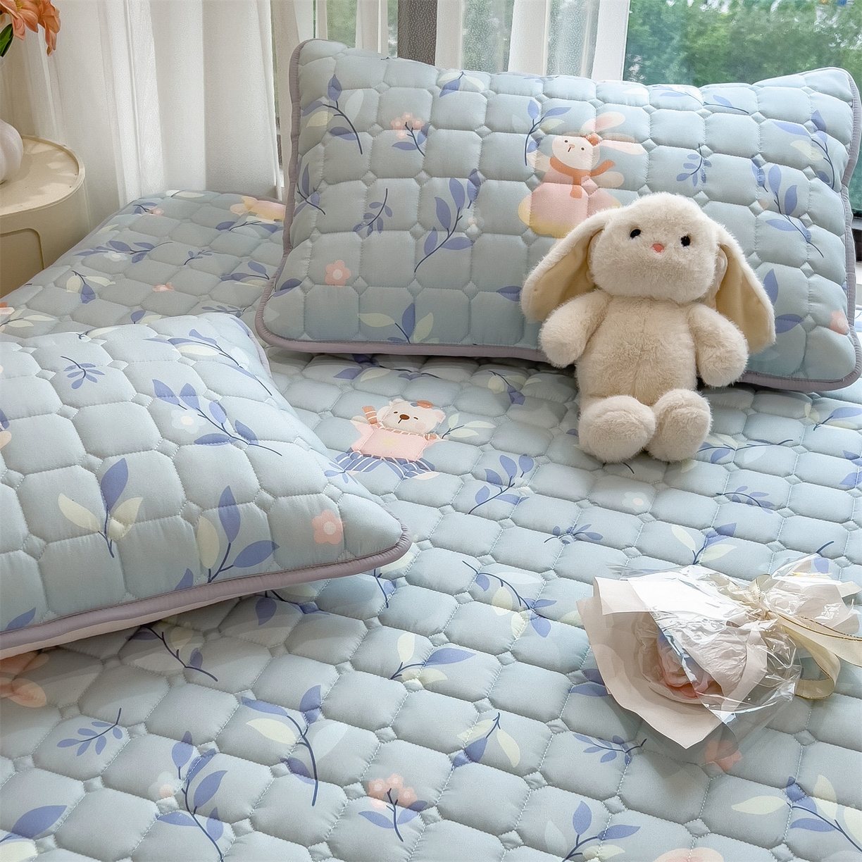 91家纺网 家纺一手货源 找家纺 雯豆家纺 2025四季款新品夹棉床笠三件套水洗棉磨毛小清新印花床垫保护套 半夏花语