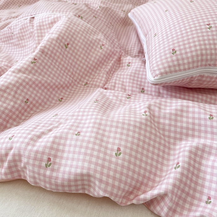 91家纺网 家纺一手货源 找家纺 番茄+ 2025新款13370全棉印花卡通抱枕被 粉格小花粉