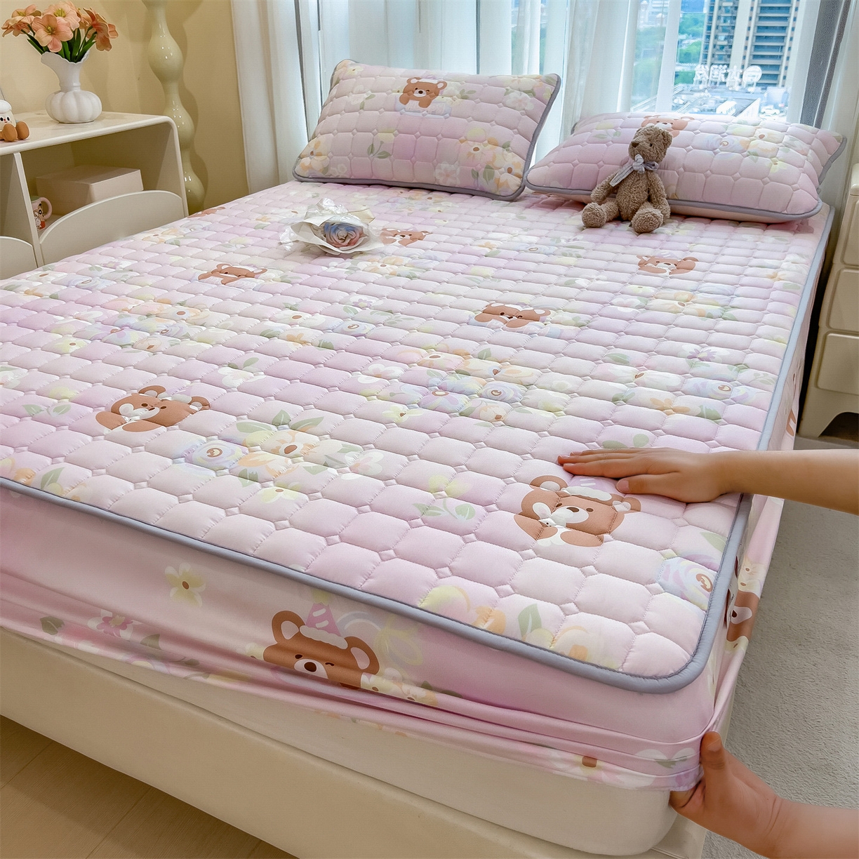 91家纺网 家纺一手货源 找家纺 雯豆家纺 2025四季款新品夹棉床笠三件套水洗棉磨毛小清新印花床垫保护套 星愿小熊