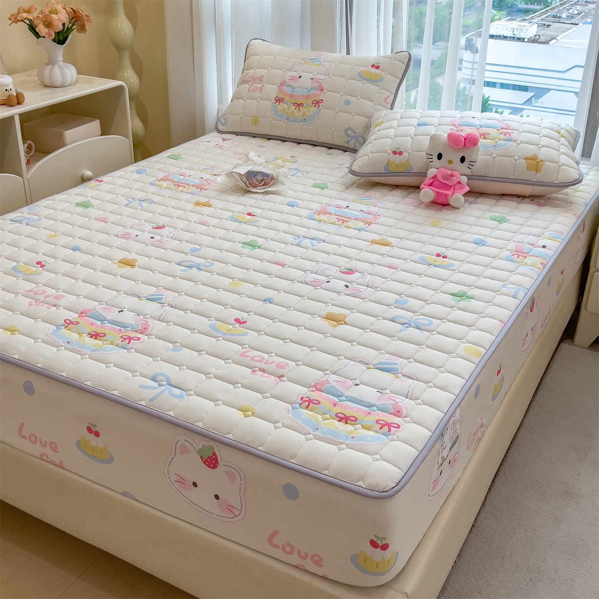 91家纺网 家纺一手货源 找家纺 雯豆家纺 2025四季款新品夹棉床笠三件套水洗棉磨毛小清新印花床垫保护套 嘟嘟猫