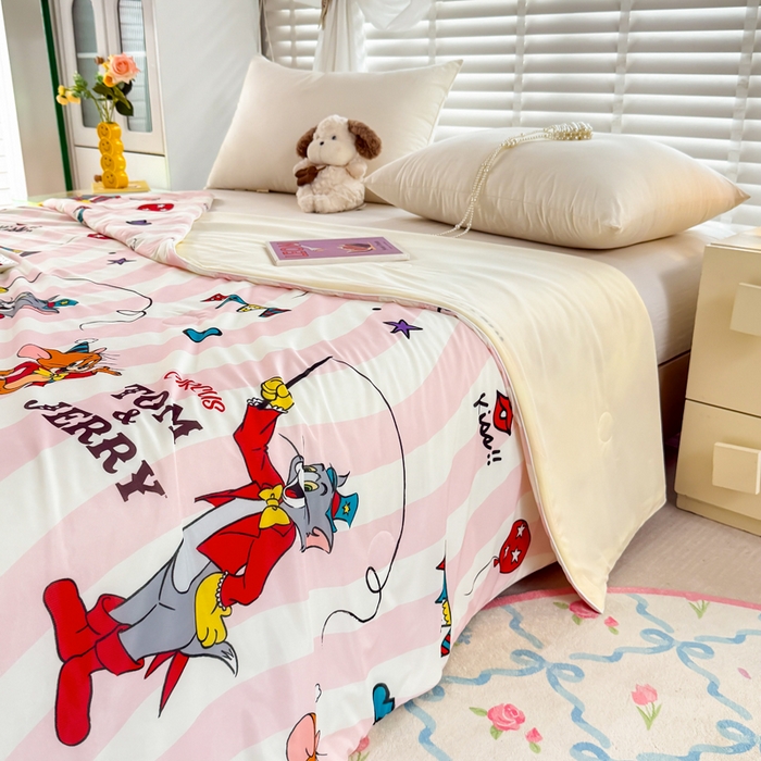 91家纺网 家纺一手货源 找家纺 彩象树家纺 2025新款猫和老鼠系列凉感夏被被子被芯 魔法时刻