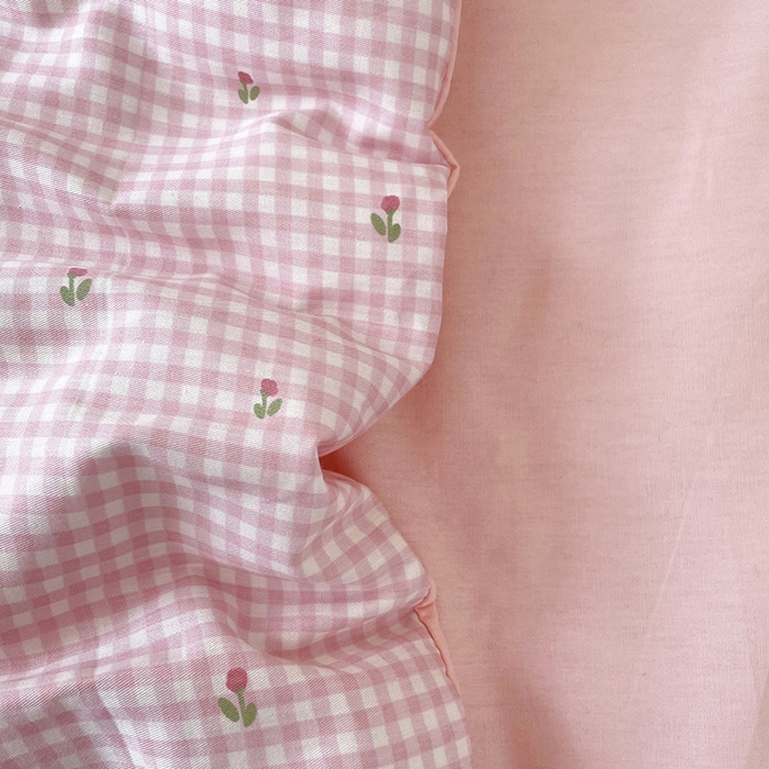 91家纺网 家纺一手货源 找家纺 番茄+ 2025新款13370全棉印花卡通抱枕被 粉格小花粉