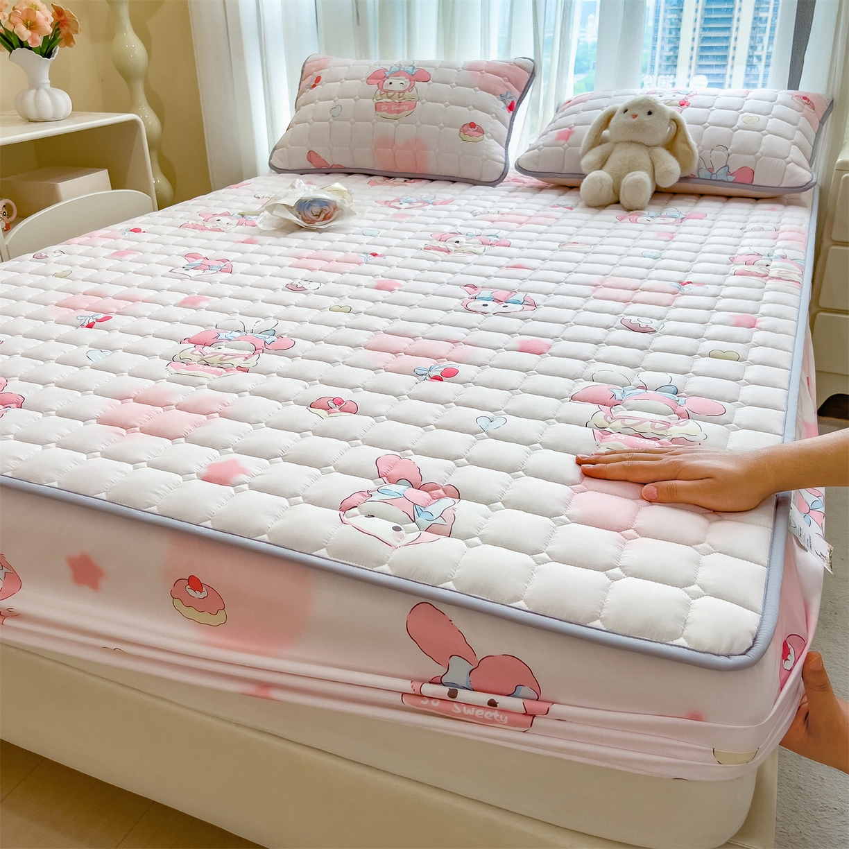 91家纺网 家纺一手货源 找家纺 雯豆家纺 2025四季款新品夹棉床笠三件套水洗棉磨毛小清新印花床垫保护套 可爱兔