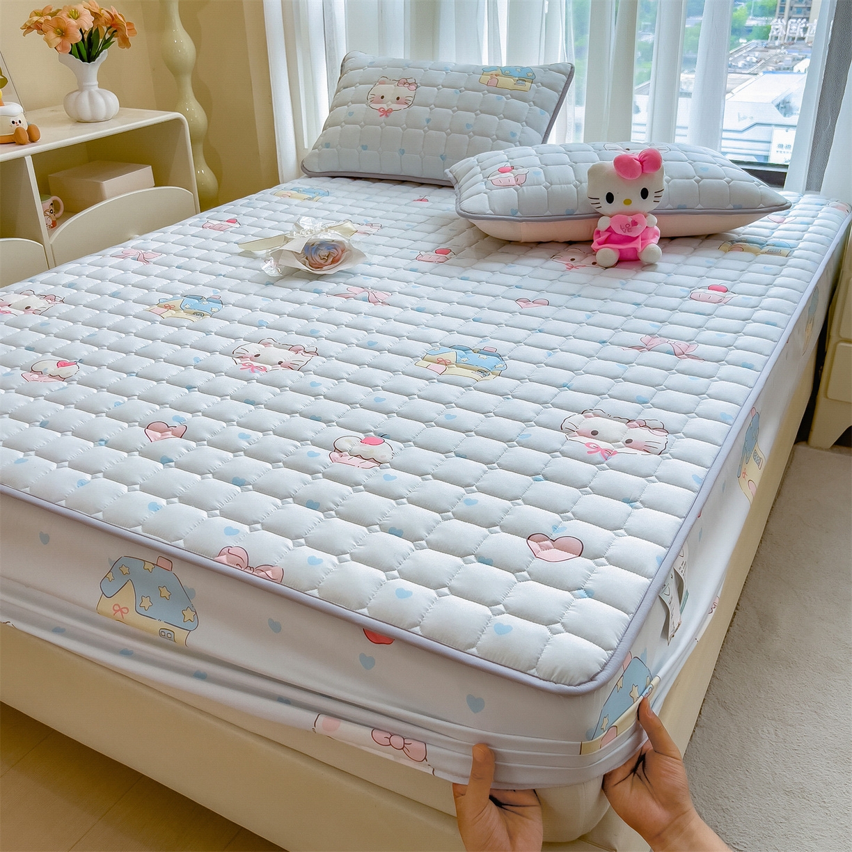 91家纺网 家纺一手货源 找家纺 雯豆家纺 2025四季款新品夹棉床笠三件套水洗棉磨毛小清新印花床垫保护套 假日猫咪