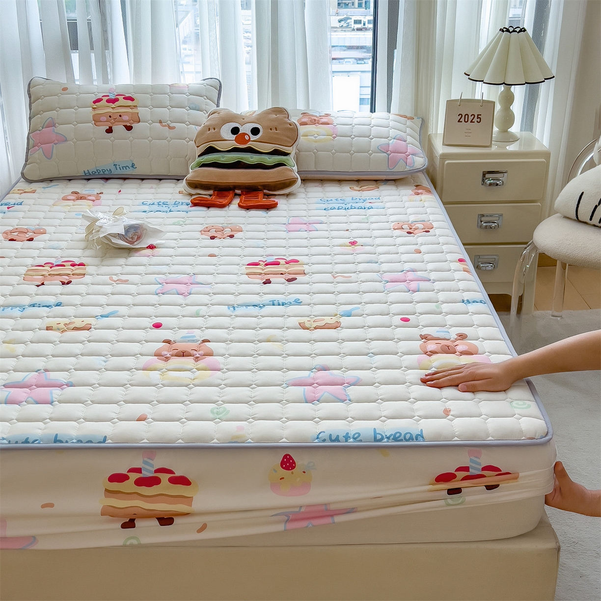 91家纺网 家纺一手货源 找家纺 雯豆家纺 2025四季款新品夹棉床笠三件套水洗棉磨毛小清新印花床垫保护套 卡皮宝贝