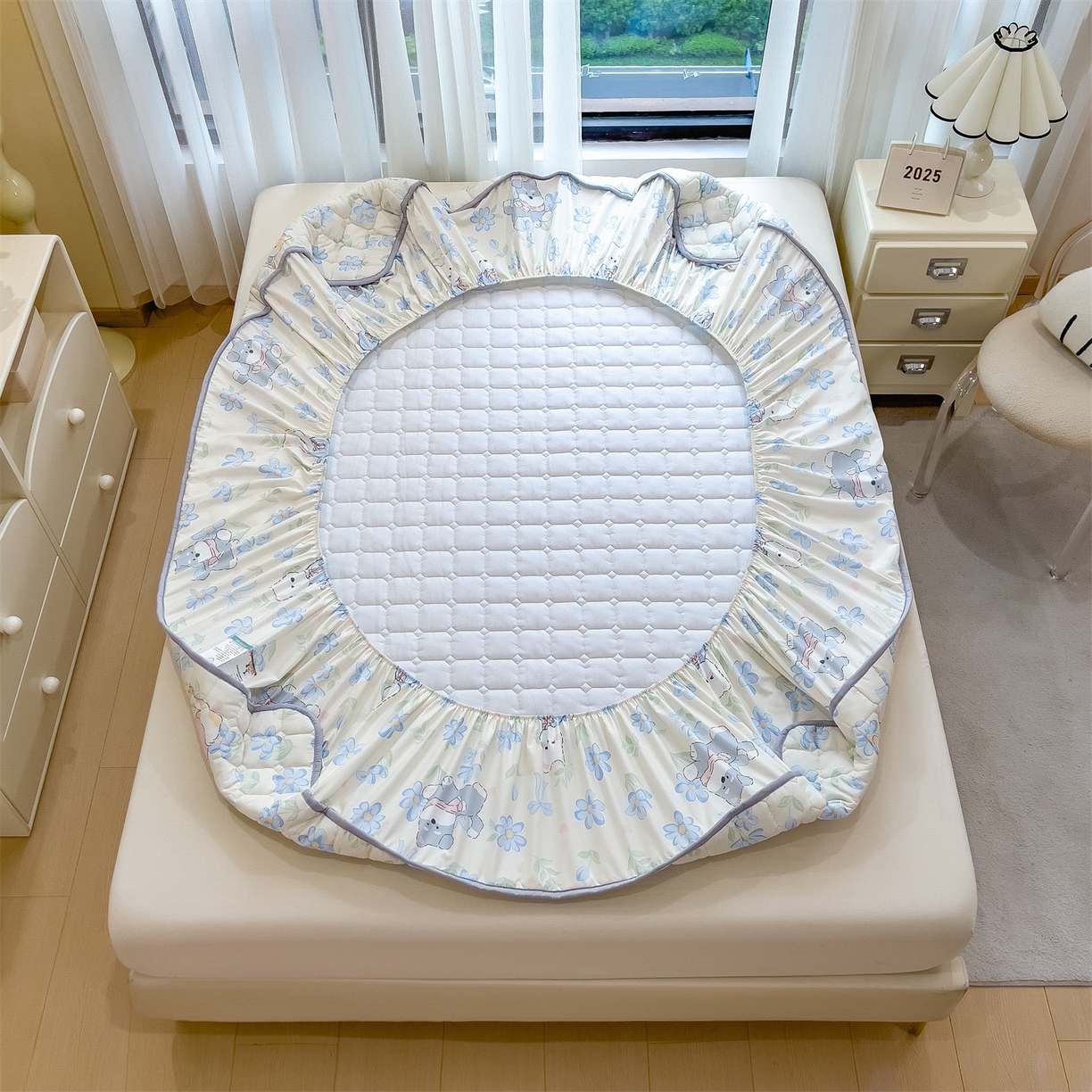 91家纺网 家纺一手货源 找家纺 雯豆家纺 2025四季款新品夹棉床笠三件套水洗棉磨毛小清新印花床垫保护套 萌趣小狗