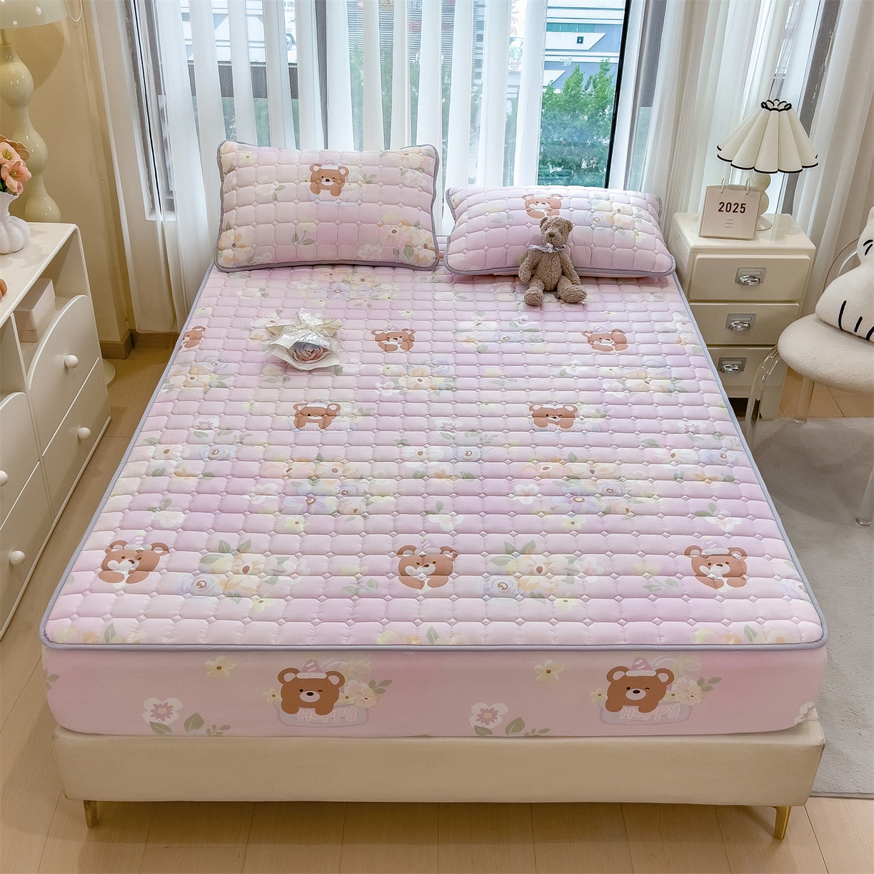 91家纺网 家纺一手货源 找家纺 雯豆家纺 2025四季款新品夹棉床笠三件套水洗棉磨毛小清新印花床垫保护套 星愿小熊