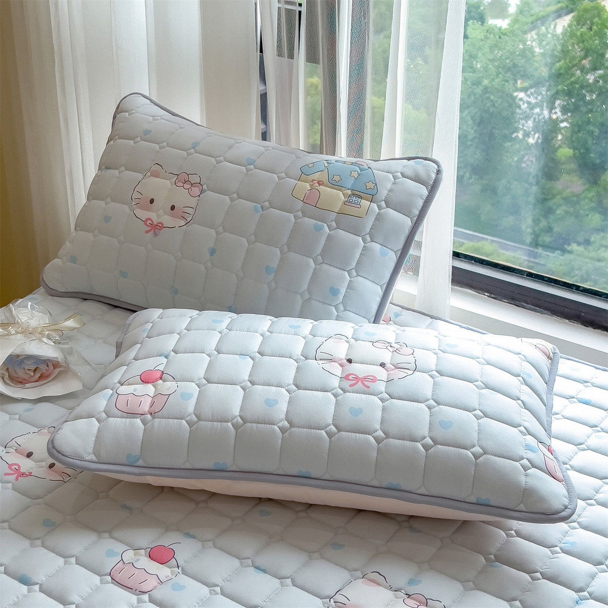 91家纺网 家纺一手货源 找家纺 雯豆家纺 2025四季款新品夹棉床笠三件套水洗棉磨毛小清新印花床垫保护套 假日猫咪