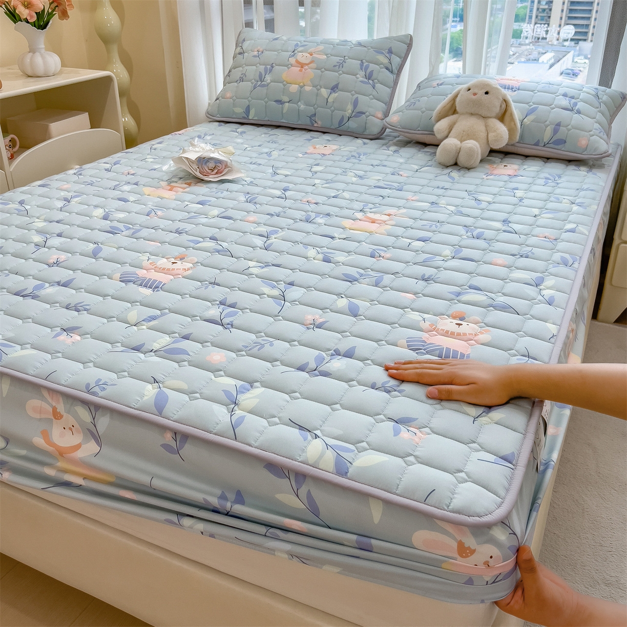 91家纺网 家纺一手货源 找家纺 雯豆家纺 2025四季款新品夹棉床笠三件套水洗棉磨毛小清新印花床垫保护套 半夏花语