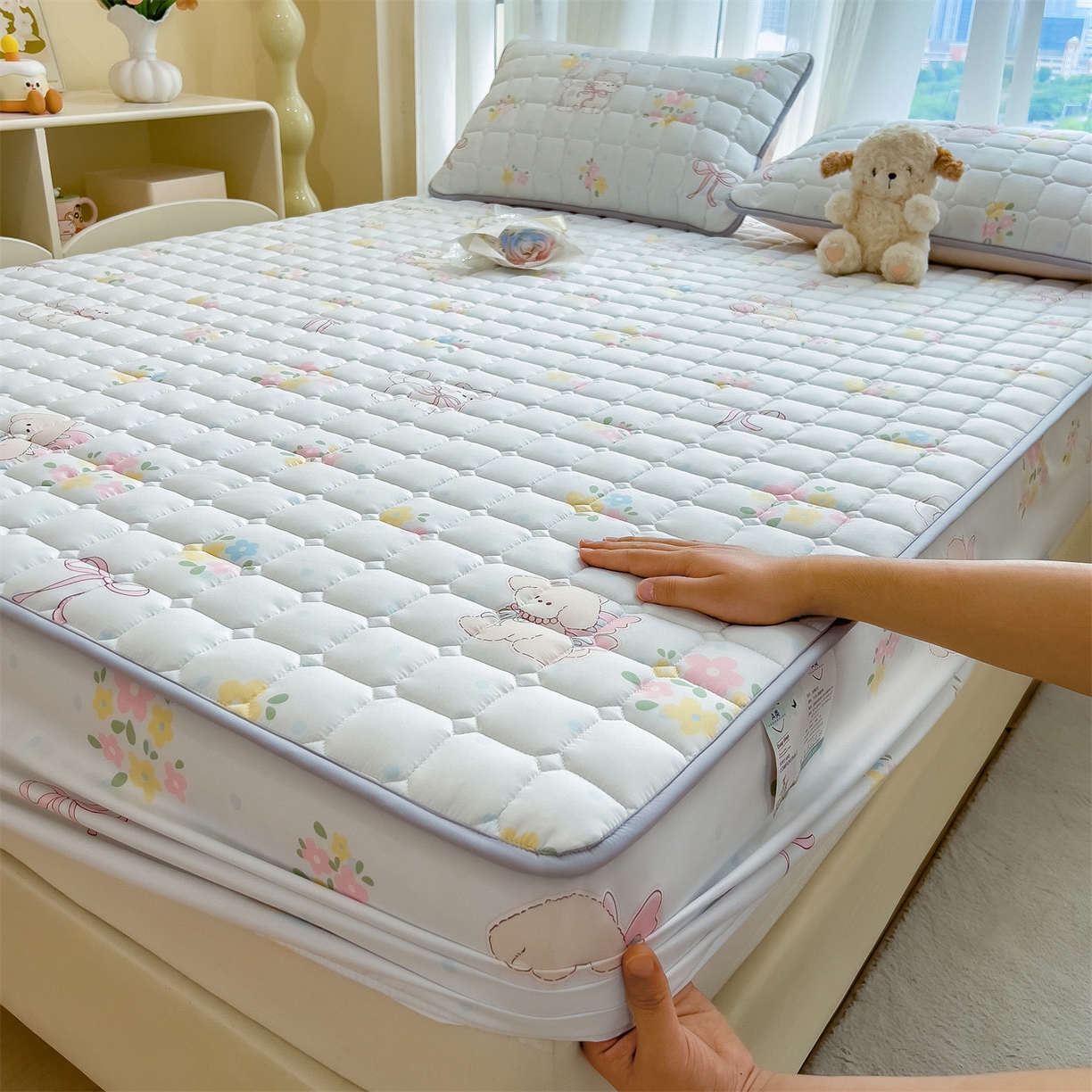 91家纺网 家纺一手货源 找家纺 雯豆家纺 2025四季款新品夹棉床笠三件套水洗棉磨毛小清新印花床垫保护套 布丁狗