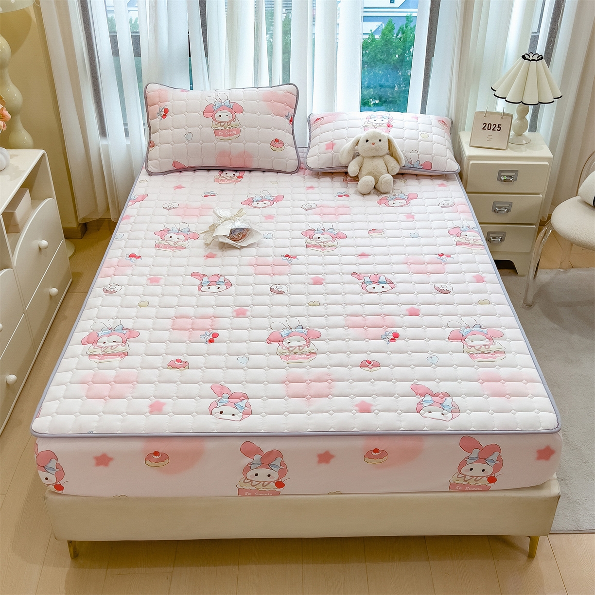 91家纺网 家纺一手货源 找家纺 雯豆家纺 2025四季款新品夹棉床笠三件套水洗棉磨毛小清新印花床垫保护套 可爱兔