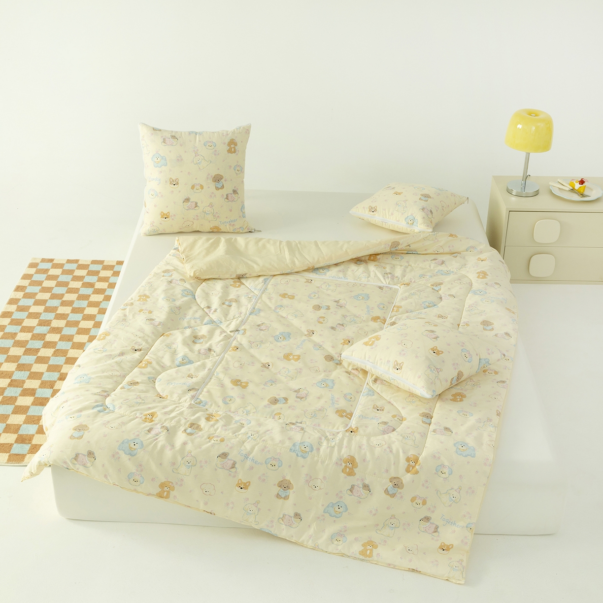 91家纺网 家纺一手货源 找家纺 番茄+ 2025新款13370全棉印花卡通抱枕被 泡芙小狗