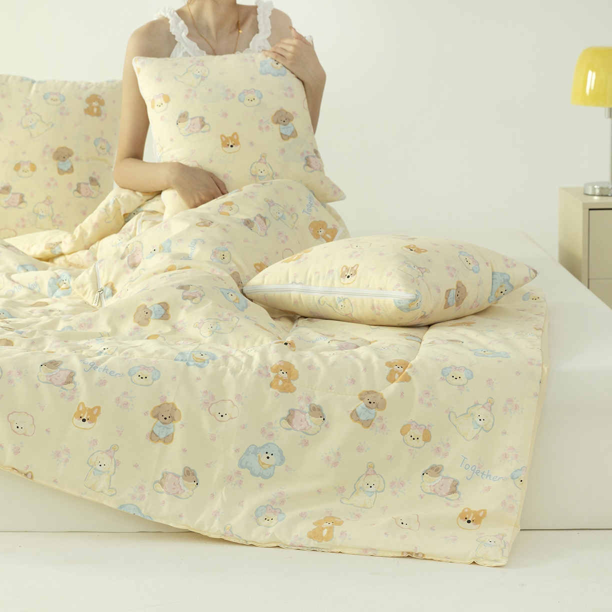 91家纺网 家纺一手货源 找家纺 番茄+ 2025新款13370全棉印花卡通抱枕被 泡芙小狗