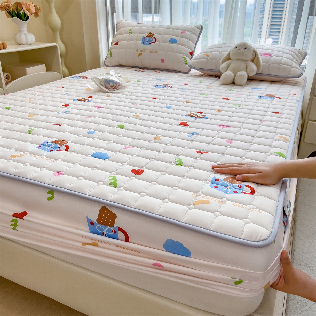 91家纺网 家纺一手货源 找家纺 雯豆家纺 2025四季款新品夹棉床笠三件套水洗棉磨毛小清新印花床垫保护套 甜甜心事