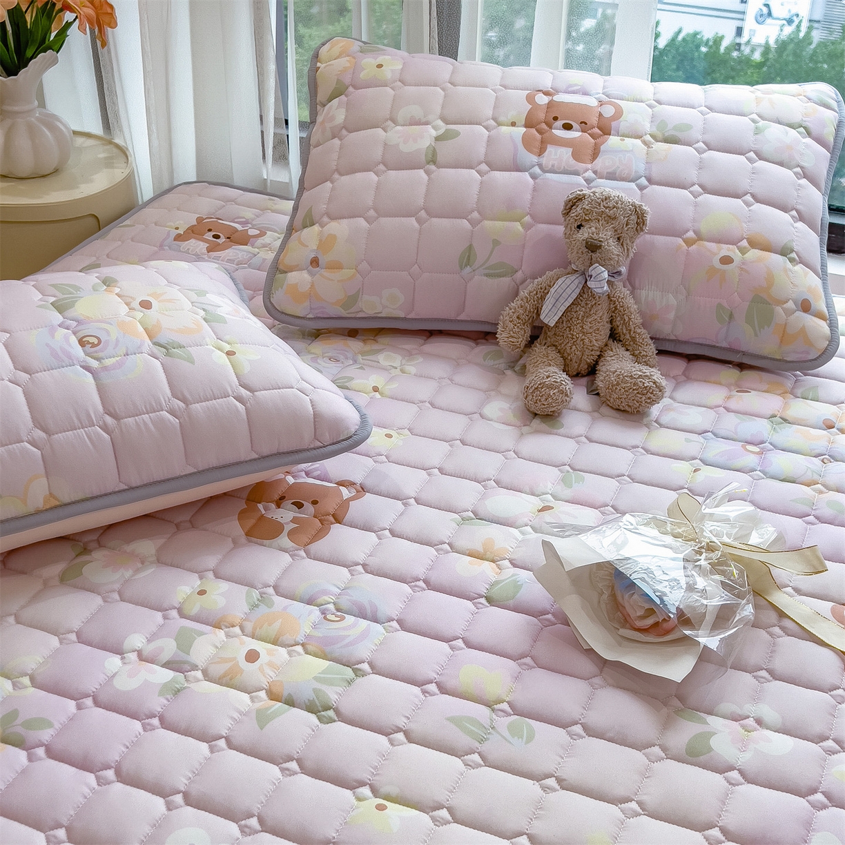 91家纺网 家纺一手货源 找家纺 雯豆家纺 2025四季款新品夹棉床笠三件套水洗棉磨毛小清新印花床垫保护套 星愿小熊