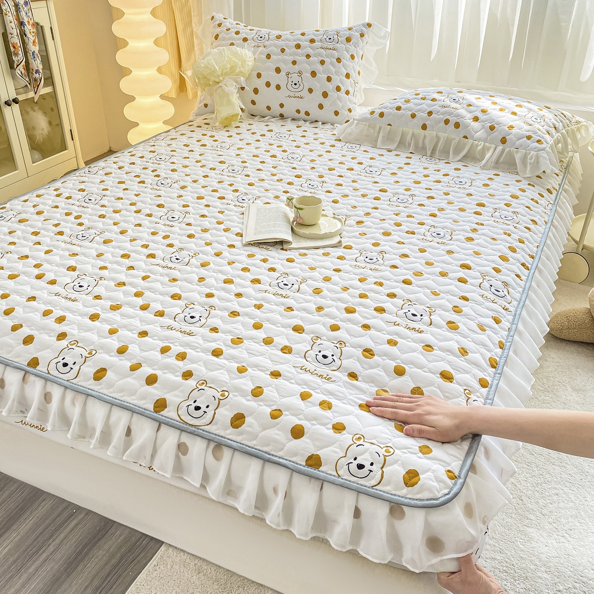 91家纺网 家纺一手货源 找家纺 眠势力 2025新款韩版花边夹棉床笠单件公主风四季款床垫保护套床罩 笑脸熊桔