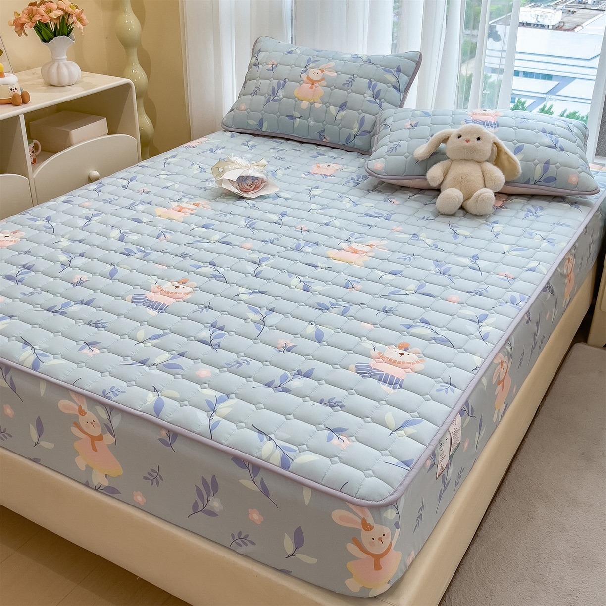 91家纺网 家纺一手货源 找家纺 雯豆家纺 2025四季款新品夹棉床笠三件套水洗棉磨毛小清新印花床垫保护套 半夏花语