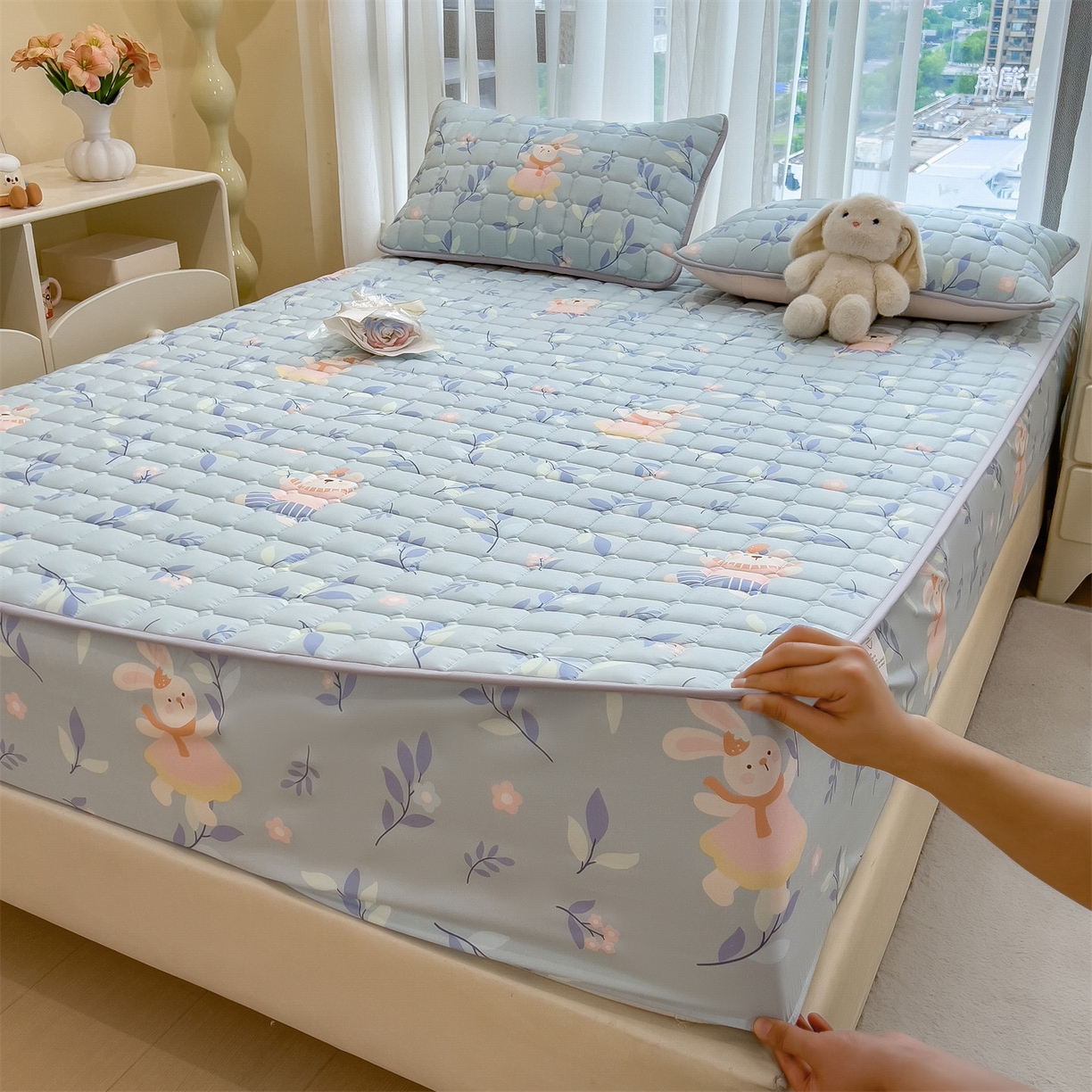 91家纺网 家纺一手货源 找家纺 雯豆家纺 2025四季款新品夹棉床笠三件套水洗棉磨毛小清新印花床垫保护套 半夏花语